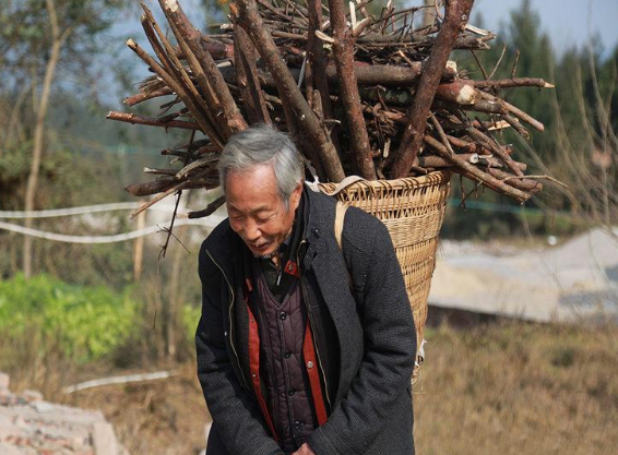 算命瞎子报恩，为老人算卦本应富三代，竟被好心女儿坏了事