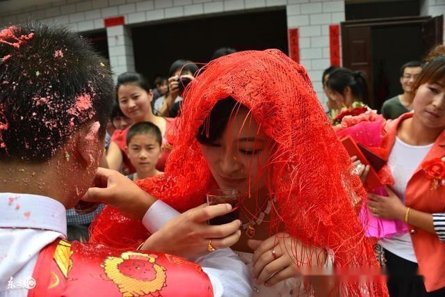 妻子不孕多年突然去世，男子独守多年，算命先生：妻子还在人世