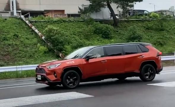 丰田造了一台加长版RAV4，我给它取名“RAVVVVV4”如何？