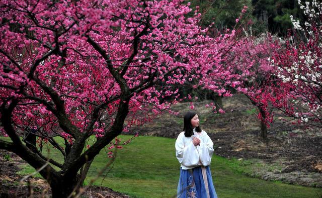 女子生女轰出家门，丈夫狠心再婚生子，算命先生：你会家破人亡！